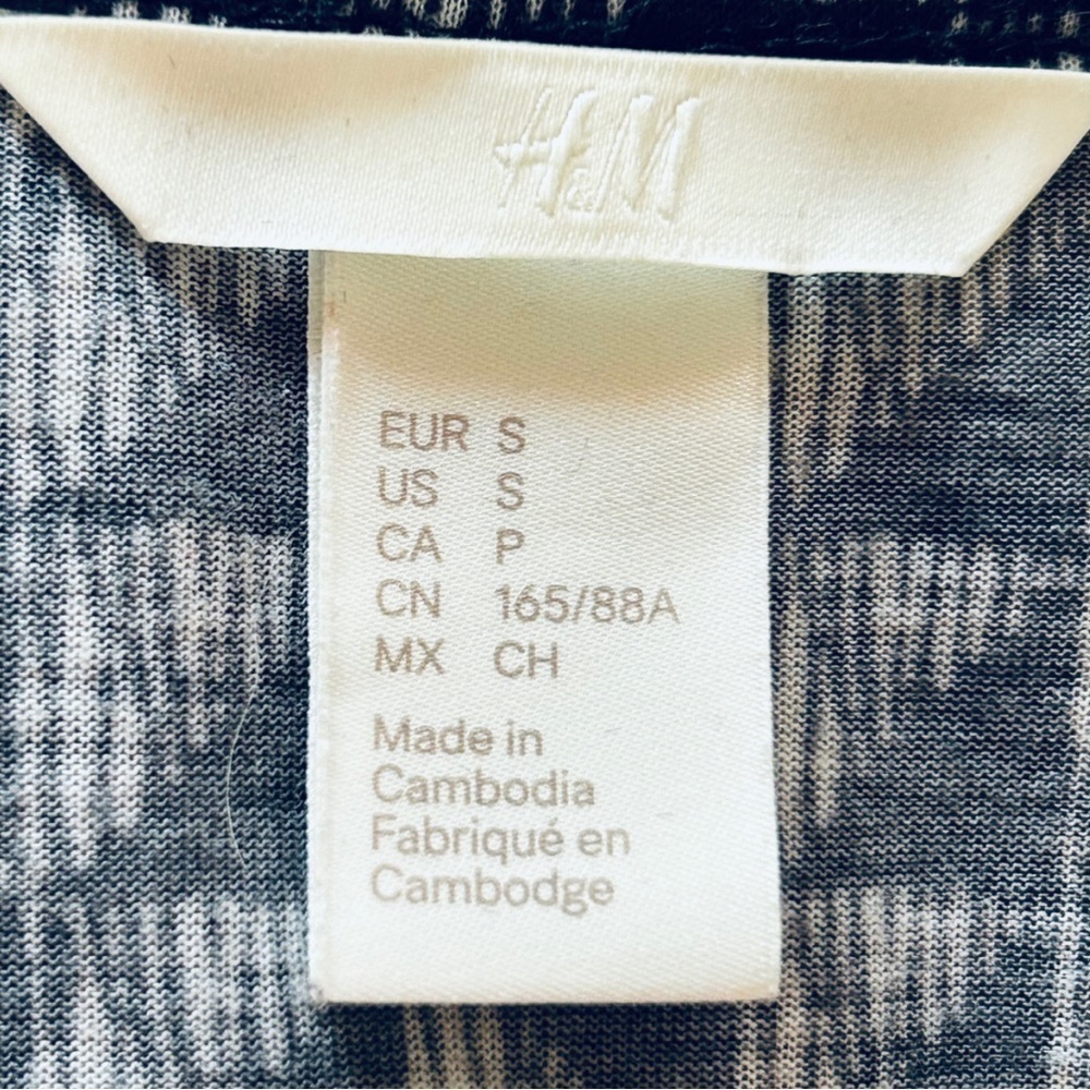 4/$20 H&M Black White Geometric Print Hi-Low Top Small - Picture 4 of 6
